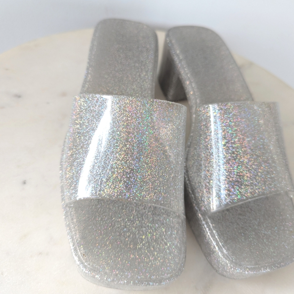 Crown & Ivy Women's Clear Silver Glitter Jelly Slip On Sandals - Picture 9 of 11